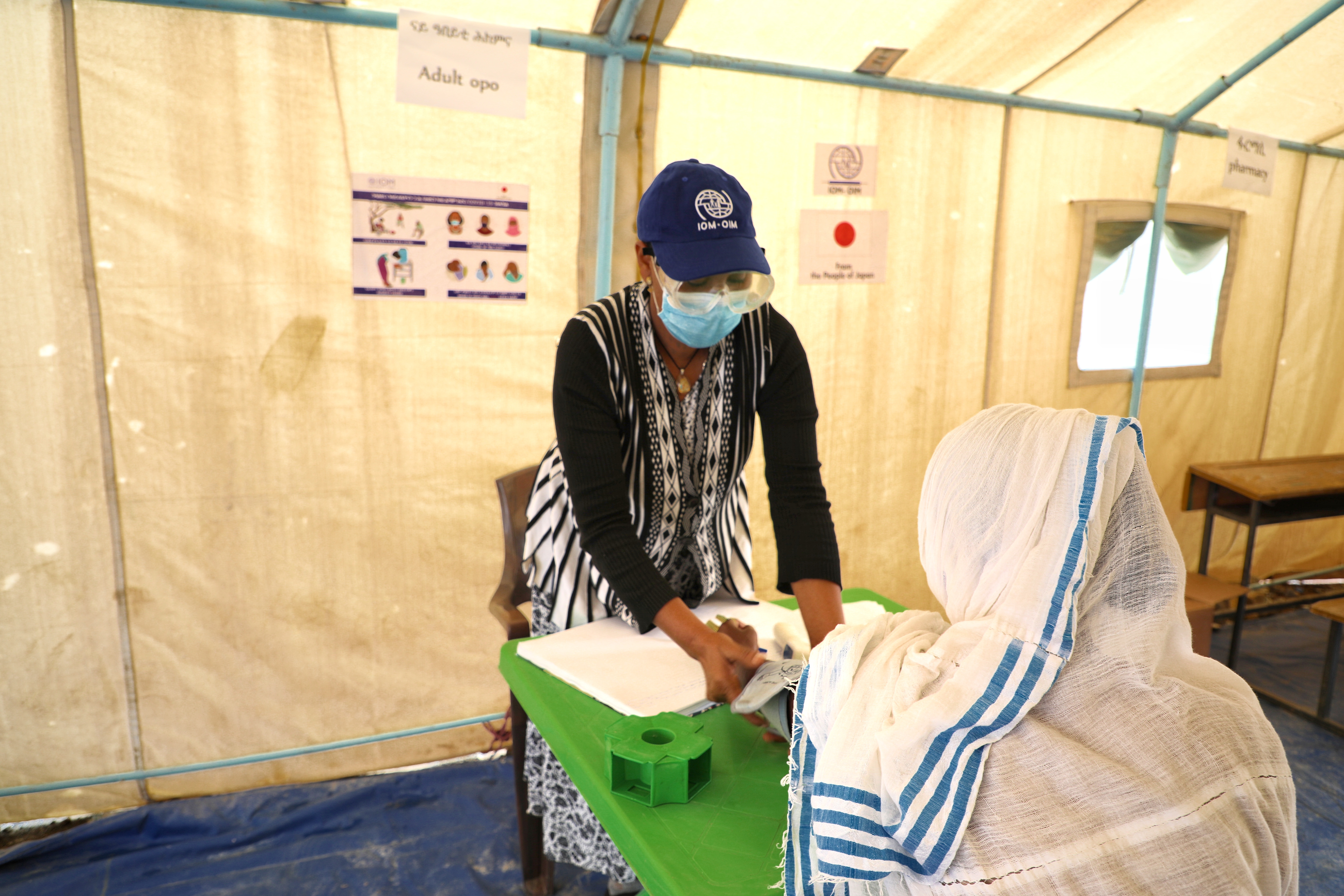 IOM’s Mobile Health and Nutrition Team offers essential health services to displaced persons in various IDP sites in northern Ethiopia. Photo: IOM/Kaye Viray