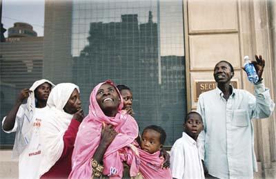 ソマリア出身の難民一家は、到着した定住先のアメリカで 高層ビルを初めて目にした © Christophe Calais / InVisu Corbis 2003