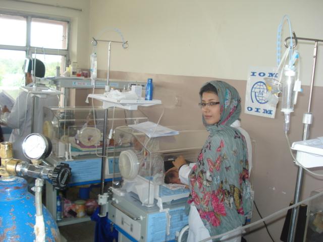 アフガニスタン　IOMの支援で帰国し、国内の病院に 勤務する女性看護師 © IOM 2012