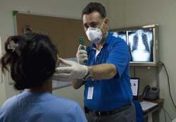 タイ　第三国定住を控えた難民に対し、 IOMの医師が眼科の検査を行う © IOM 2012