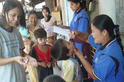 タイ　移民の子どもたちにポリオの予防接種を行う © IOM 2008