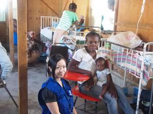 ハイチ　首都ポルトープランスの病院の視察と物資配達時、 入院中の子どもと母親と共に （一番手前が筆者）Provided by Yukiko Yoshida.