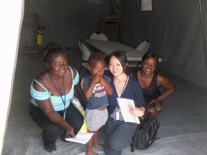 ハイチ　Oral Rehydration Postの視察時、 キャンプに住む子ども、IOM現地スタッフ 及びコミュニティヘルスワーカーと Provided by Yukiko Yoshida.