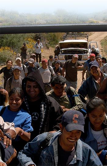 メキシコ 期待に胸をふくらまし移動する移民たち(イメージ) 移動途中には多くの困難があり、彼らは保護を必要としている ©UNFPA