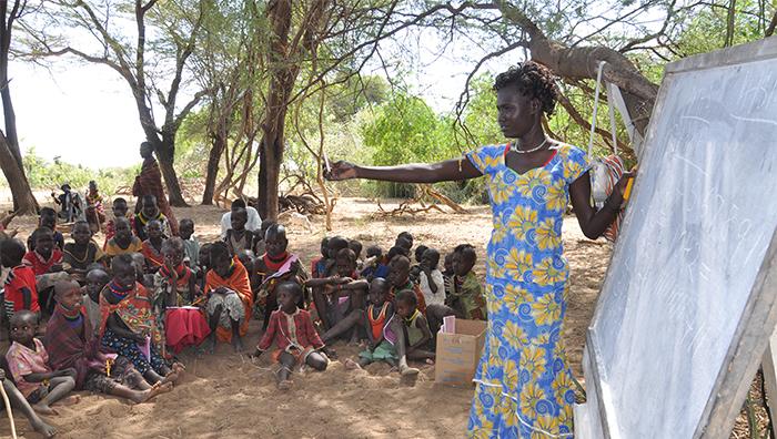 ケニア　UNICEFが遊牧民の子供たちへの基礎教育支援を行う