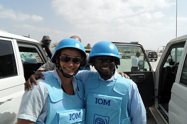 ソマリア　防弾チョッキ着用必須のソマリアの首都モガディッシュにて同僚と©IOM2014