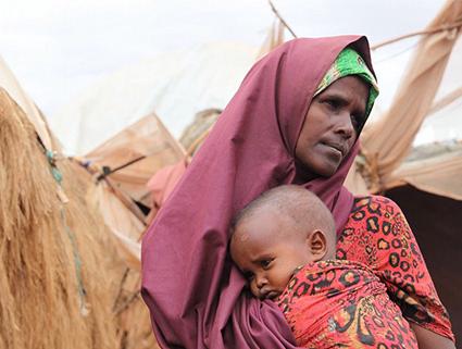 ソマリア　自然災害、紛争から逃れてソマリア国内避難民として暮らす母と子 © IOM 2014 (photo: Koji Kumamaru)