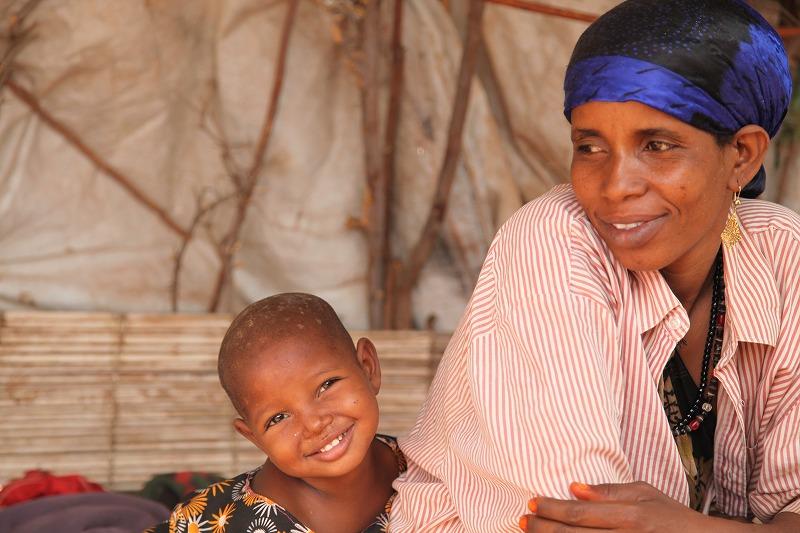 ソマリア　国内避難民施設で支えあいながら暮らす母と子 ＠IOM2014 (photo: Koji Kumamaru)