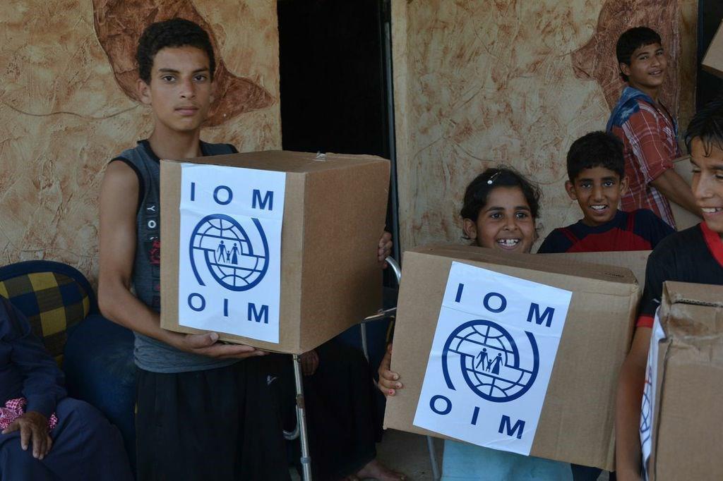 レバノン　IOMから生活必需品を受け取るシリア難民 ©IOM2014