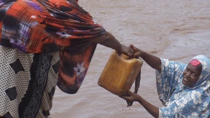 ソマリア 汚い川の水だけが人々の生活を支えています。 © IOM 2014