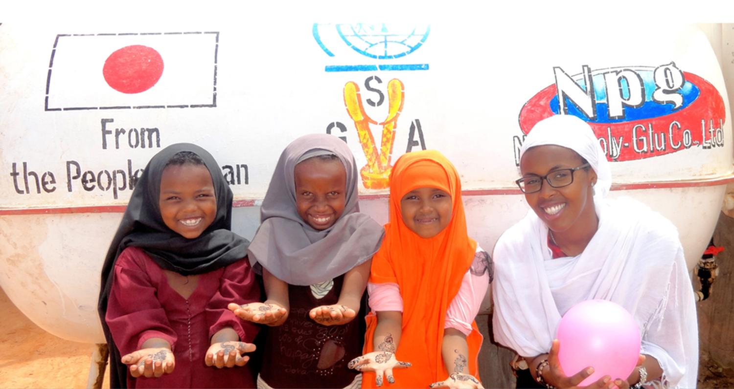 ソマリア 避難民キャンプで手洗いのレッスンを受けた後の女の子たち © IOM 2014