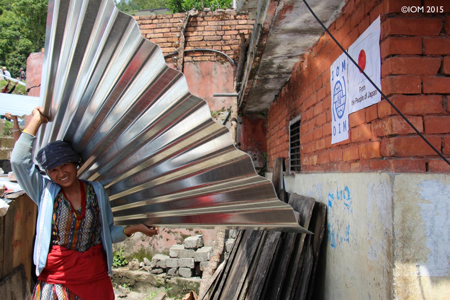 ネパール　地震の被災者に屋根の補修に使うトタン板を日本の支援で配布 © IOM 2015