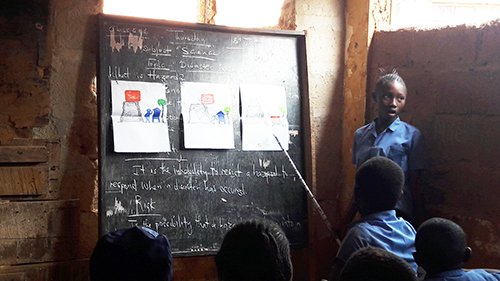 シエラレオネ　小学校での防災教育の授業で発表する生徒 ©IOM 2018