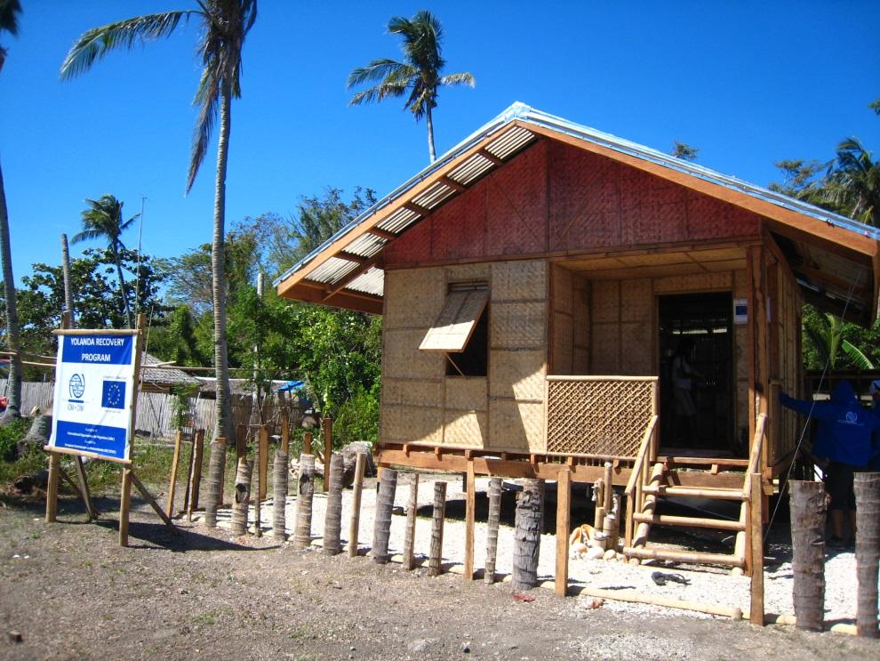 フィリピン　フルシェルター支援で完成した家。浸水に備えた高床式の構造です © IOM 2014