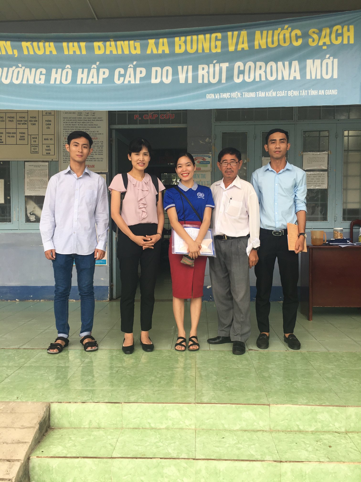 結核に関するニーズ調査のためにカンボジアと国境を接するベトナムのアンザン省にある診療所を訪問。左2番が筆者（写真：IOMベトナム事務所提供）